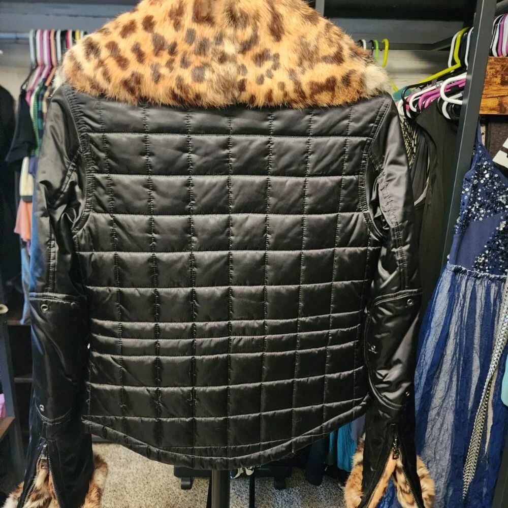 Andrew Marc Real Fur Trim Quilted Puffer Coat – Black w/ Leopard Fur – XS – Nord - Picture 4 of 4
